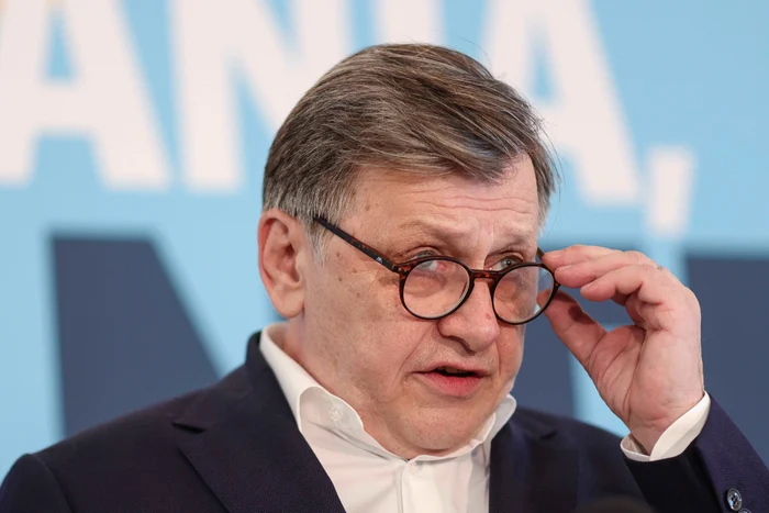 ---------Crin-Antonescu-crede-c-dei-coaliia-nu-merge-guvernul-va-supravieui-Bolojan-e-USR-ist-de-bunvoie-i-cu-plcere