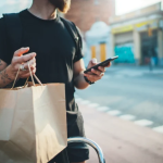 ---------Curierii-din-Golful-Persic-continu-s-fac-livrri-la-domiciliu-printre-explozii-Ne-transportm-vieile-n-acelai-timp-cu-comenzile--