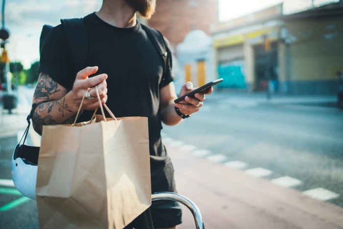 ---------Curierii-din-Golful-Persic-continu-s-fac-livrri-la-domiciliu-printre-explozii-Ne-transportm-vieile-n-acelai-timp-cu-comenzile--