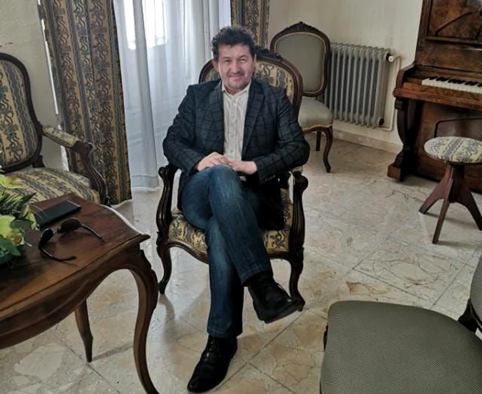 ---------Director-acuzat-de-abuzuri-scos-de-la-catedr-dup-plngerile-elevilor-i-atinge-partea-brbteasc-de-cotul-meu