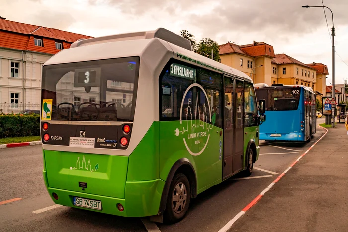 ---------Dou-pensionare-au-czut-din-autobuz-la-plecarea-din-staie-a-vehiculului-Femeile-au-ajuns-la-spital