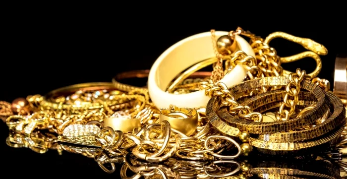 ---------Femeie-jefuit-de-brbatul-cu-care-avea-o-relaie-Cum-i-au-disprut-bijuteriile-i-maina