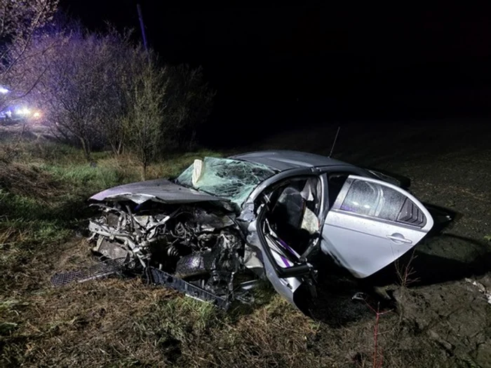 Foto----------Accident-grav-n-Cluj-Cinci-persoane-au-rmas-ncarcerate-dup-ce-dou-autoturisme-s-au-ciocnit-Dou-victime-au-fost-transportate-la-spital