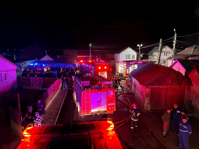 Foto----------Incendiu-violent-n-Turda-Aproximativ-20-de-locuine-distruse-dou-persoane-au-ajuns-la-spital