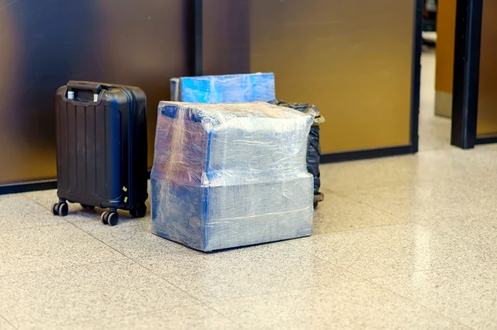 ---------Greeala-care-i-transform-bagajul-n-magnet-pentru-hoi-de-ce-s-nu-i-nfoliezi-valiza-n-plastic-i-ce-culori-s-evii