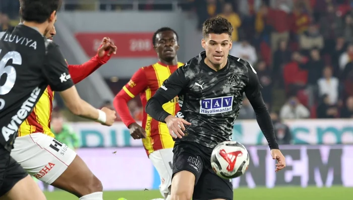 ---------Ianis-Hagi-i-a-adus-aminte-cum-se-marcheaz-Gol-superb-al-romnului-nainte-de-duelul-cu-Turcia