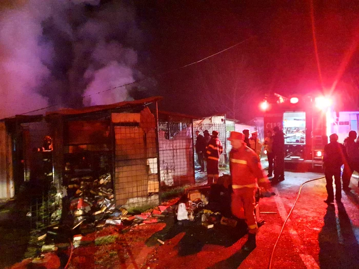 ---------Incendiu-la-o-hal-din-Carei-pe-o-suprafa-de-aproximativ-200-mp-Pompierii-intervin-cu-mai-multe-autospeciale