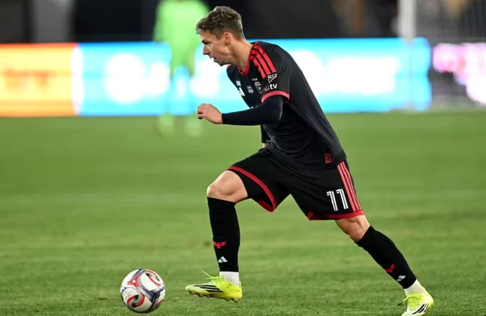 ---------Louis-Munteanu-evoluie-notabil-pe-acelai-teren-cu-Messi-Aproape-s-nscrie-un-gol-senzaional-n-duelul-direct-cu-argentinianul-