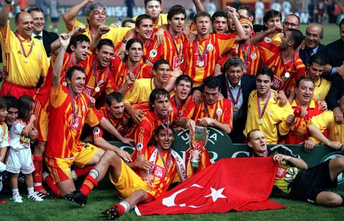 ---------Mesaj-de-ncurajare-de-la-Glatasaray-formaia-la-care-Lucescu-a-fcut-istorie-Cele-mai-bune-urri-FRF-a-luat-n-calcul-amnarea-partidei-cu-Slovacia-