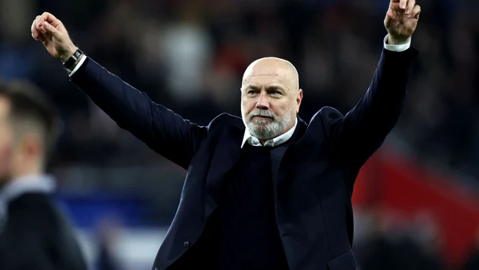 ---------Meseria-practicat-de-selecionerul-naionalei-de-fotba-a-Bosniei-Sergej-Barbarez-a-fcut-bani-de-pe-urma-crilor