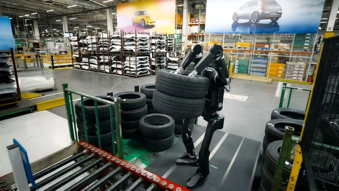 ---------Muncitorii-din-fabricile-Renault-nlocuii-de-roboii-umanoizi-Constructorul-vrea-reducerea-costurilor-de-producie-cu-20