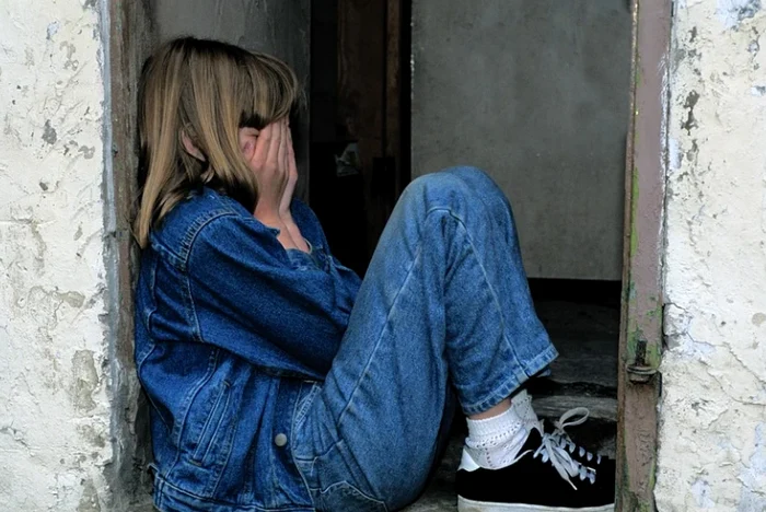 ---------O-feti-de-9-ani-a-fugit-pe-geam-pentru-a-scpa-de-mama-i-iubitul-acesteia-care-o-snopeau-n-btaie