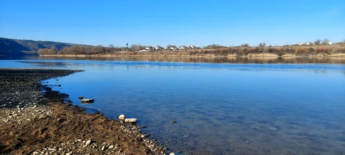 ---------O-poriune-a-rului-Nistrului-din-R-Moldova-poluat-cu-petrol-Kievul-spune-c-poluarea-a-fost-provocat-de-Kremlin