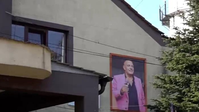 ---------O-primrie-transformat-n-Cimitirul-vesel-Tablouri-ale-fostului-primar-decedat-cu-paharul-n-mn-puse-pe-faada-instituiei-