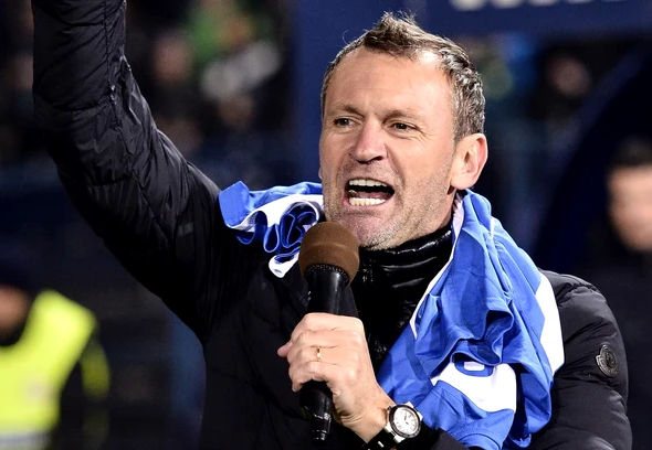 ---------Oltenii-pregtesc-petrecerea-de-titlu-n-1998-Gic-Craioveanu-s-a-vopsit-n-cap-acum-este-gata-de-alt-gest-excentric-