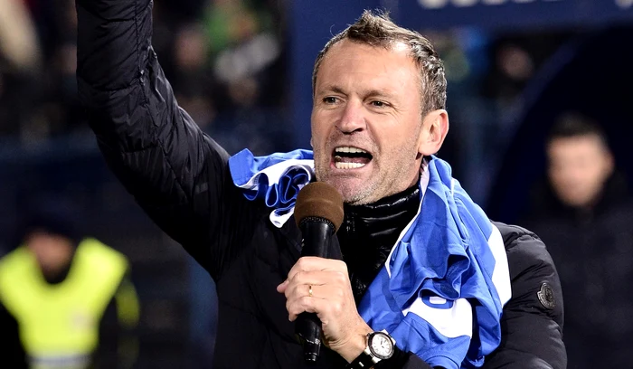 ---------Oltenii-pregtesc-petrecerea-de-titlu-n-1998-Gic-Craioveanu-s-a-vopsit-n-cap-acum-este-gata-de-alt-gest-excentric-