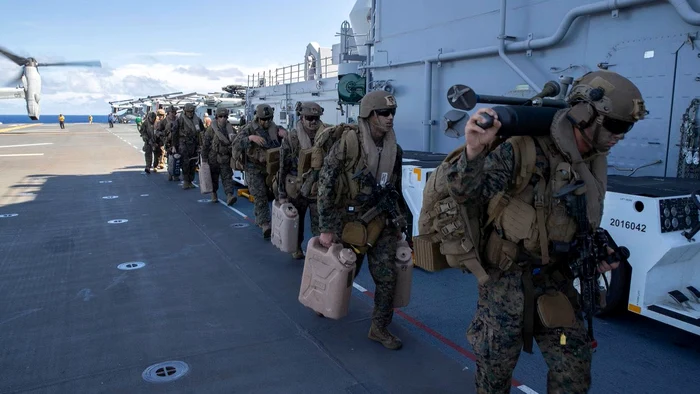 ---------Pucaii-marini-americani-vor-o-mantie-care-s-i-ascund-de-camerele-cu-termoviziune