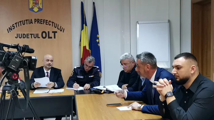 ---------Rzboi-politic-pe-ruinele-din-Slatina-primarul-i-prefectul-se-ceart-n-timp-ce-25-de-oameni-stau-cu-frica-n-sn