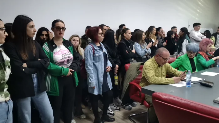 ---------Rzboiul-pcnelelor-la-Slatina-angajaii-slilor-de-jocuri-au-asediat-Consiliul-Local-n-timpul-dezbaterii-privind-scoaterea-lor-n-afara-legii