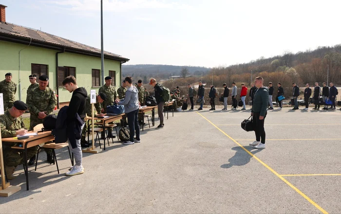 ---------Sute-de-adolesceni-se-prezint-la-datorie-n-Croaia-Fosta-republic-iugoslav-reinstituie-serviciul-militar-obligatoriu