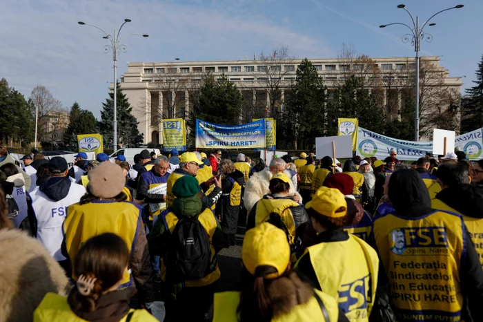 ---------Tensiuni-n-educaie-aproximativ-40000-de-profesori-de-pregtesc-de-grev-naintea-simulrilor-examenelor-naionale-