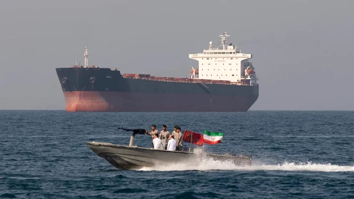 ---------Trafic-extrem-de-redus-prin-Strmtoarea-Ormuz-Peste-400-de-nave-blocate-n-Golful-Oman-Iranul-continu-exporturile-de-petrol