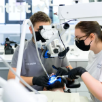 ---------Tratamentul-de-canal-la-microscop-cum-ajut-tehnologia-modern-la-salvarea-dintelui-pe-termen-lung