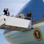 ---------Trump-mai-trece-un-obiectiv-pe-numele-su-Aeroportul-de-la-Palm-Beach-aflat-lng-Mar-a-Lago-urmeaz-s-i-poarte-numele