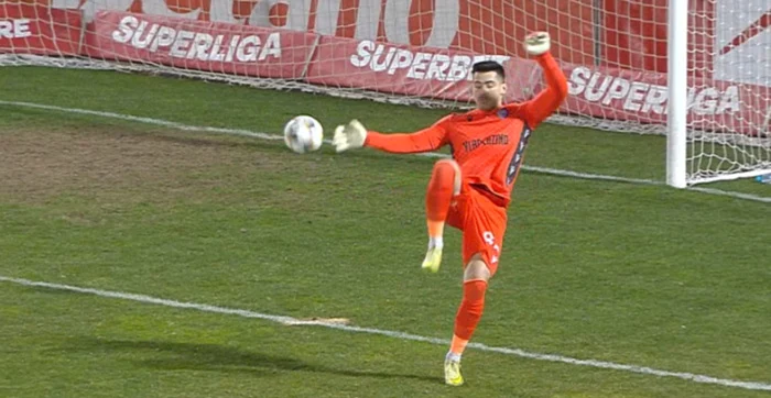 ---------U-Cluj-e-noul-lider-din-Superliga-Meci-decis-de-gafa-sezonului-fcut-de-ultimul-juctor-convocat-la-naional-