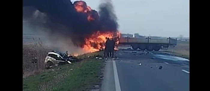 ---------Un-brbat-a-murit-dup-ce-maina-sa-a-lovit-frontal-un-TIR-care-s-a-rsturnat-i-a-luat-foc-oferul-camionului-s-a-salvat-ieind-prin-parbriz