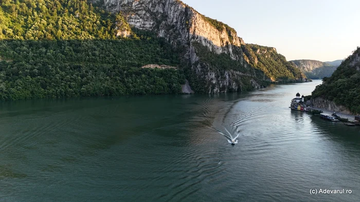 Video----------Cele-mai-stranii-locuri-din-Defileul-Dunrii-Peterea-care-ascundea-roiuri-nfiortoare-de-mute