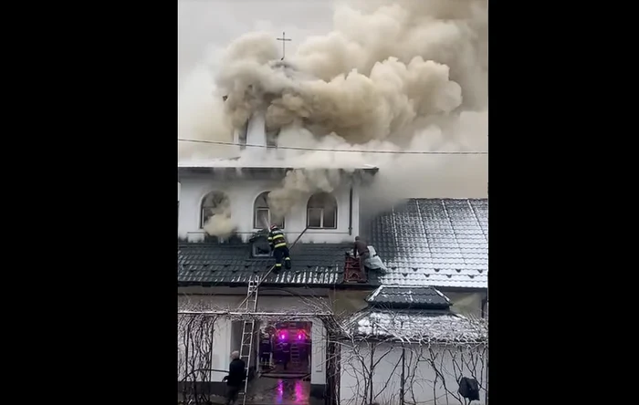 Video----------Incendiu-la-o-chilie-a-Mnstirii-Strmba-Jiu-la-parastasul-unei-maici-Flcrile-au-cuprins-250-de-metri-ptrai-din-acoperi