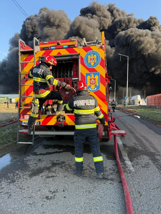 Video----------Incendiu-la-o-fabric-de-polistiren-din-Arad-Au-fost-emise-trei-mesaje-RO-Alert-din-cauza-fumului-dens