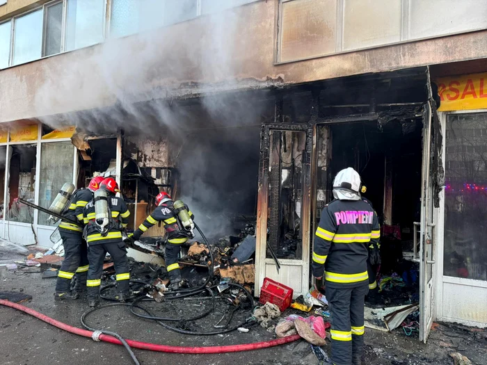 Video----------Incendiu-la-un-spaiu-comercial-din-Bucureti-Fumul-s-a-rspndit-pe-toat-casa-scrii-zeci-de-persoane-au-fost-evacuate