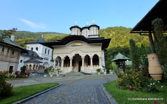 Video----------Locurile-populare-de-Pate-unde-romnii-pot-ajunge-cu-trenul-Unde-sunt-mnstirile-aflate-la-doi-pai-de-gar