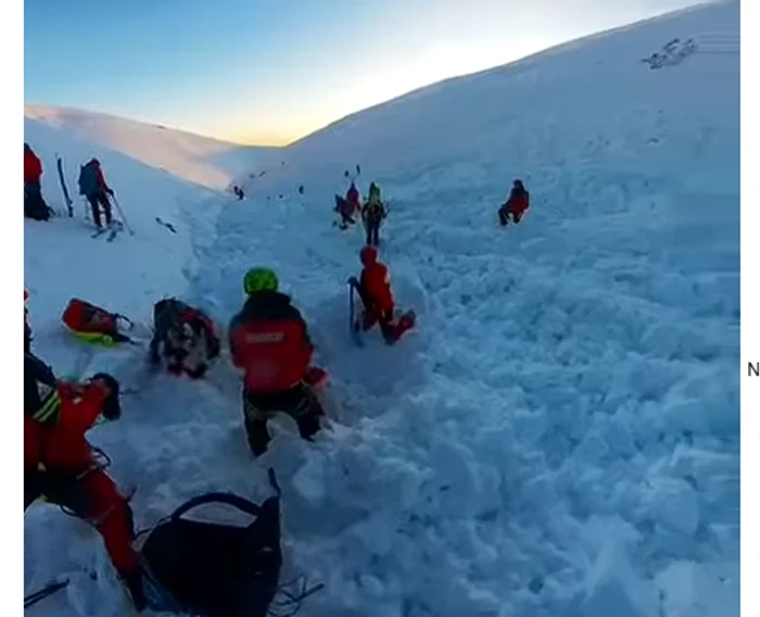 Video----------Momentul-n-care-doi-schiori-sunt-prini-sub-zpad-n-urma-unei-avalane-produse-n-Bucegi