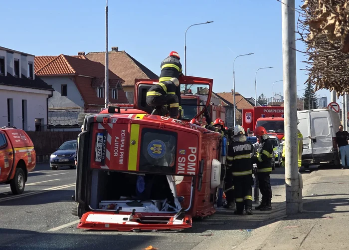 Video----------Momentul-n-care-o-ambulan-SMURD-se-rstoarn-dup-ce-e-lovit-de-o-main-pe-o-strad-din-Sibiu