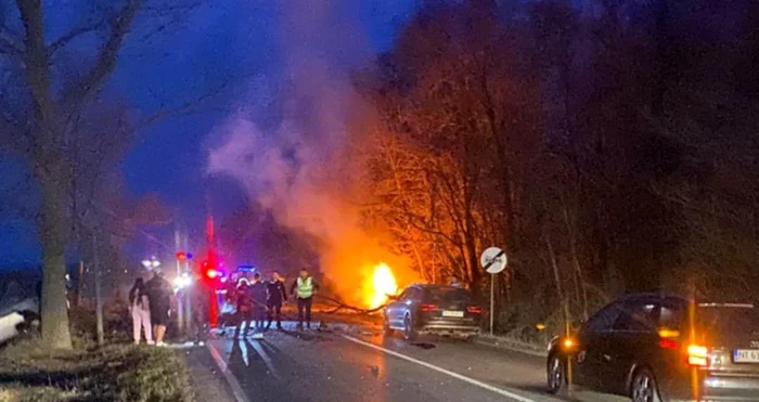 Video----------Patru-mori-ntr-un-accident-n-Neam-o-main-a-luat-foc-la-impactul-cu-un-alt-autoturism-Un-bebelu-a-rmas-orfan