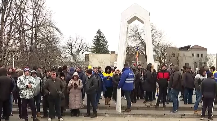 Video----------Protest-la-Galai-Angajaii-combinatului-siderurgic-au-ieit-din-nou-n-strad-nemulumii-c-nu-i-au-primit-banii-din-octombrie