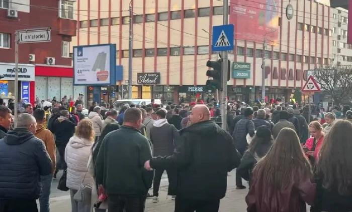 Video----------Protest-masiv-al-minerilor-la-Trgu-Jiu-sute-de-angajai-CEO-au-blocat-oraul