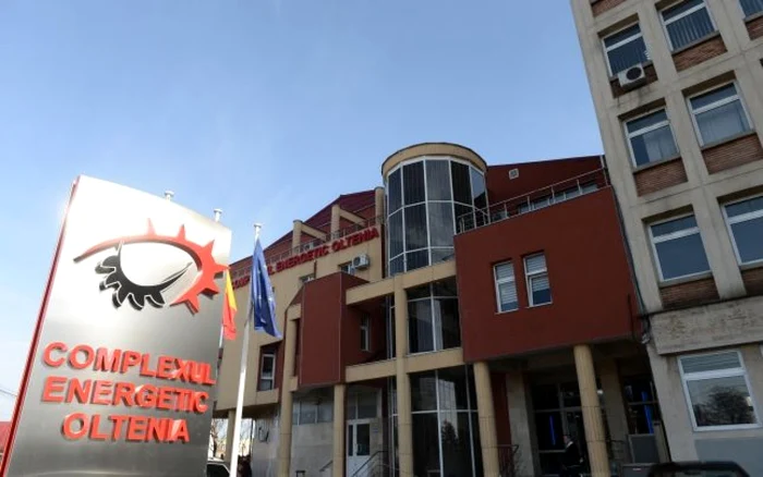 Video----------Protest-n-faa-sediului-Complexului-Energetic-Oltenia-Sute-de-angajai-risc-s-rmn-fr-loc-de-munc