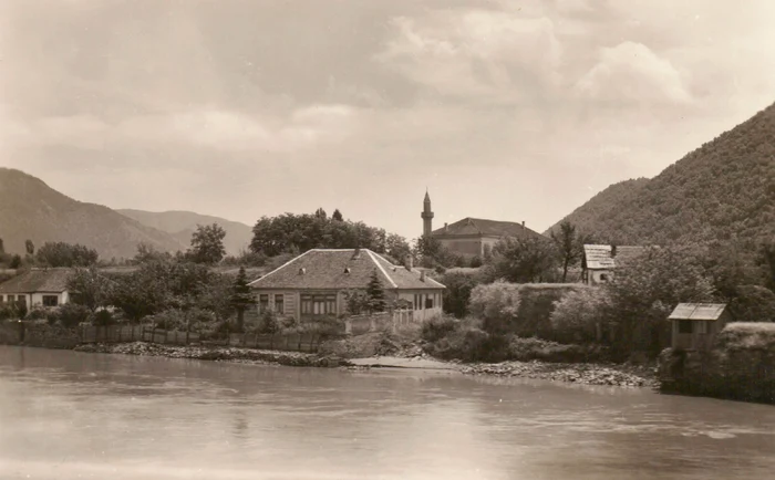 Video----------Secretele-insulei-Ada-Kaleh-scufundat-n-Dunre-Oamenii-dorm-n-catacombe-i-scotocesc-nopi-ntregi-dup-comori