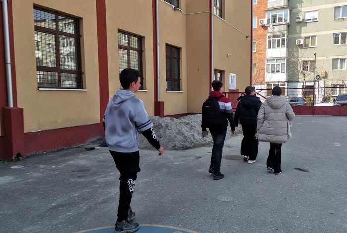 Video----------Simulare-Evaluarea-Naional-2026-Elevii-au-ieit-plini-de-speran-din-sala-de-examen-M-ateptam-la-mai-greu