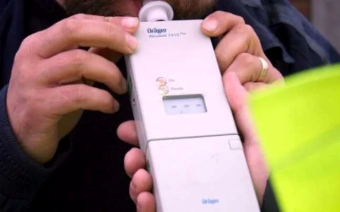 ---------i-a-fcut-curaj-cu-alcool-la-proba-pentru-obinerea-permisului-auto-Poliistul-l-a-mirosit-i-i-a-spus-pas