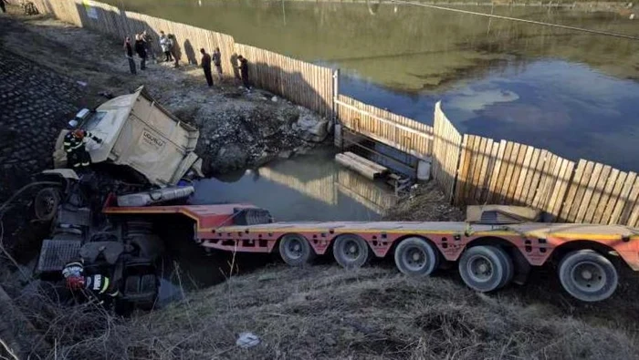 ---------ofer-strin-grav-rnit-dup-ce-s-a-rsturnat-cu-TIR-ul-n-Vlcea-Traficul-pe-DN-7-spre-Sibiu-blocat-pe-ambele-sensuri