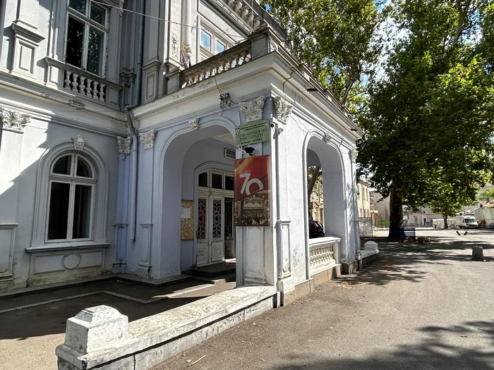 ---------Cu-toii-tiam-Acuzaii-tulburtoare-la-Colegiul-Naional-Dinu-Lipatti-Un-profesor-care-ar-fi-abuzat-sexual-o-elev-de-13-ani-n-2011-pred-i-acum