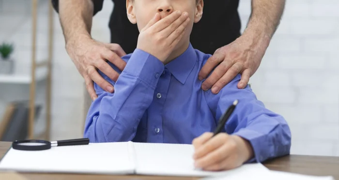 ---------Directorul-de-coal-acuzat-de-pedofilie-a-ncercat-s-revin-la-ore-Elevii-au-refuzat-s-intre-n-clas