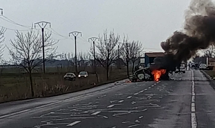 ---------Dou-persoane-au-murit-ntr-un-accident-pe-E85-la-Mihileti-O-main-a-luat-foc-dup-impactul-cu-o-autoutilitar