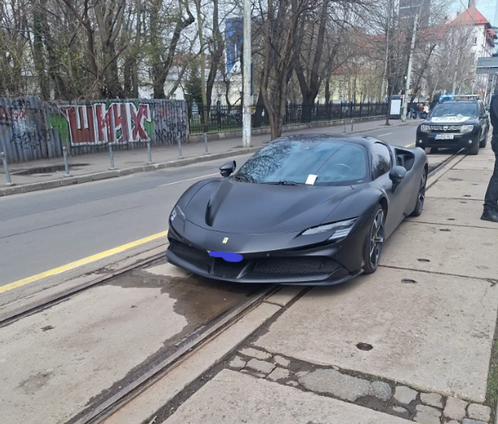 Foto----------Ferrari-de-aproape-850000-de-dolari-ridicat-de-Poliia-Local-n-Sector-1-pentru-parcare-neregulamentar