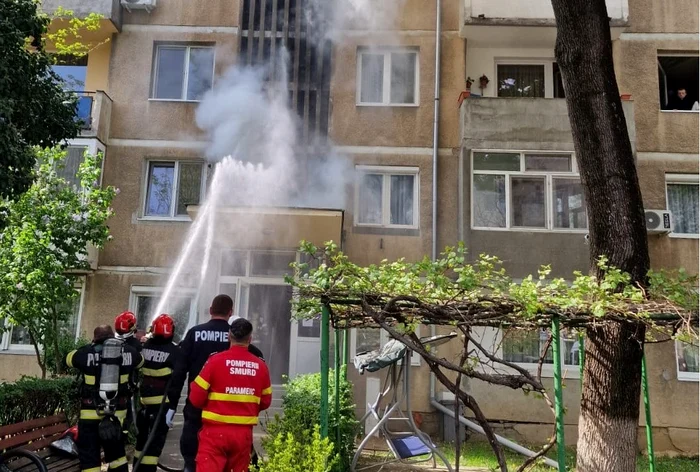 ---------Incendiu-ntr-un-bloc-din-Oradea-15-locatari-au-reuit-s-ias-singuri-din-imobil-iar-pompierii-au-evacuat-o-persoan-i-o-pisic